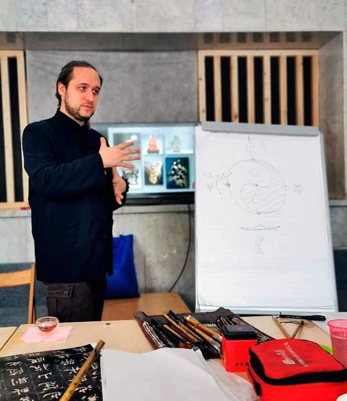 Андрей Щербаков приглашает на занятия китайской каллиграфией